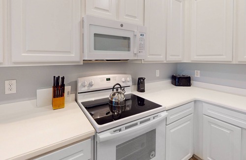 Bahama Bay Condo | 3rd floor condo w/restaurant, pools, basketball court, near theme parks, gym
