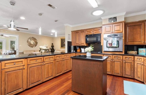 Fort Lawn House | 4.2-Acre Lakefront– Game Room，Hot Tub & Private Dock !