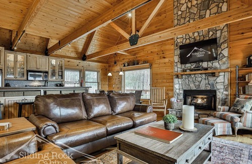 Walnut Mountain Cabin | 4/3.5 bath sleeps 8, pet friendly-fenced yard, paved roads, WIFI, HOT TUB