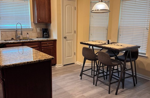 Cliftondale House | 4-BDRM nearby stadium Airport Downtown ATL Six Flags Wolf Creek Concerts