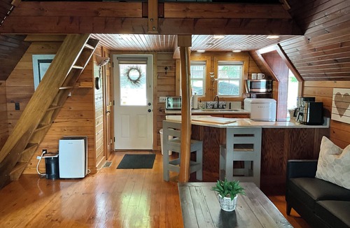 Byrdstown Cabin | 4 bed cabin in delightful Byrdstown with fitness room, WiFi, AC Boat/trl parking