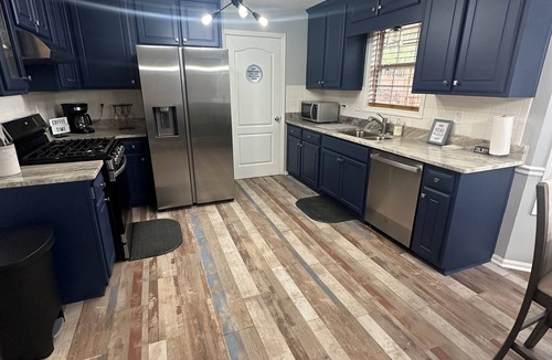 Rex House | 4-bedroom 2.5 bath Jewel in Rex with AC, WiFi, Private backyard, Very Quiet.