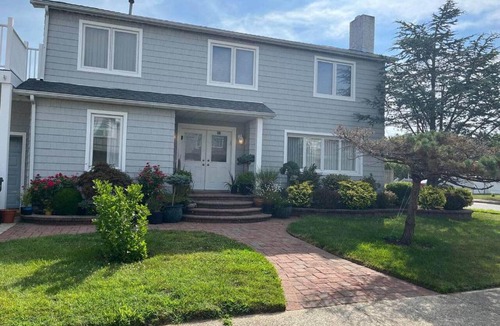 Ventnor City House | 4 bedroom house with pool and backyard on bayside.