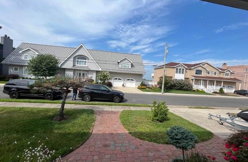 Ventnor City House | 4 bedroom house with pool and backyard on bayside.