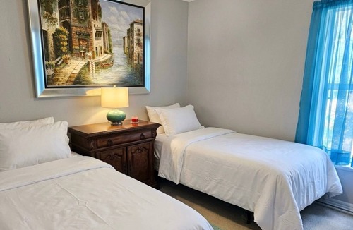 Deltona Lakes Bed & Breakfast | 4-bedroom in at the Top Notch Villa in Deltona, 25 min to Disney and Universal.
