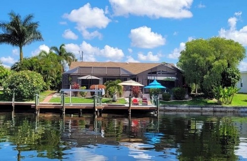 Pelican Villa | 4 bedrooms (2 MASTERBÄDER) in total 3 bathrooms SOUTH-facing large pool, boat dock fiber optic network