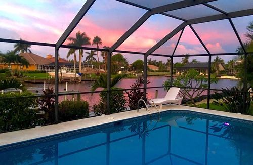 Pelican Villa | 4 bedrooms (2 MASTERBÄDER) in total 3 bathrooms SOUTH-facing large pool, boat dock fiber optic network