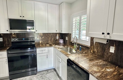 Shore Acres House | 4 Beds in a 3Bd/2ba House GRILL and FENCED YARD-nr Shops