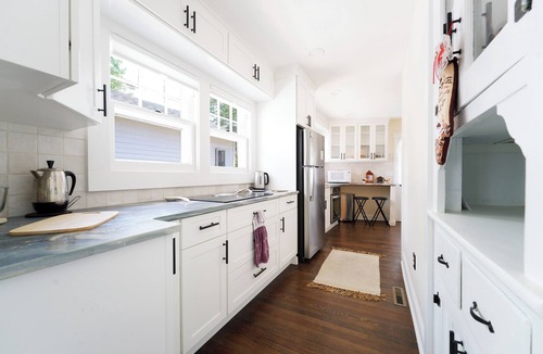 Bradley Beach Cottage | 4 blocks to ocean. Remodeled, Lovely 3-bedrm wAC for a Calming Beach Experience