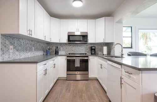 Redevelopment Area House | 🏖️4 BR Canal Front Oasis- 1.5 Miles to Downtown!