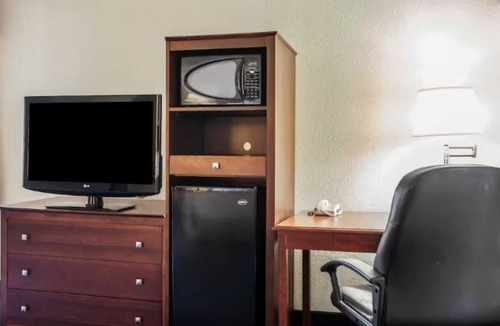 Trevose Hotel | 4 Bright and Comfortable Hotel Stay Near Neshaminy Mall w/Seasonal Pool