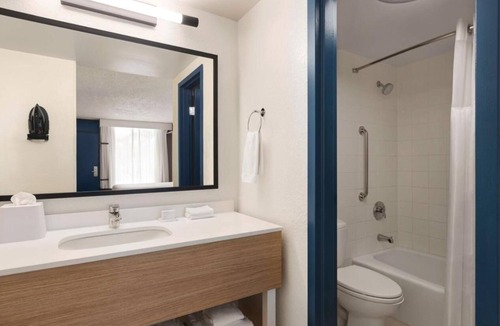 Gulf Gate Estates Hotel | 4 Charming Rooms w/Free Breakfast & Pool – Close to Siesta Beach