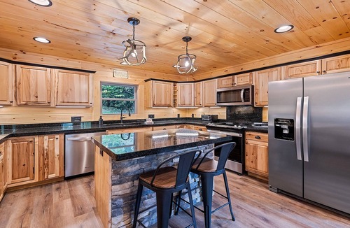 Maggie Valley Cabin | 4 Loves Lodge - Main Home Sleeps 22, 5 BR, 5 1/2 BA, Pet Friendly