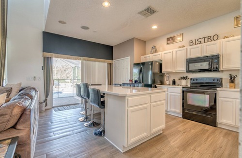 West Kissimmee House | 4 Master Suites, Large Pool, Lake View, Games Room. Disney Just 3 miles