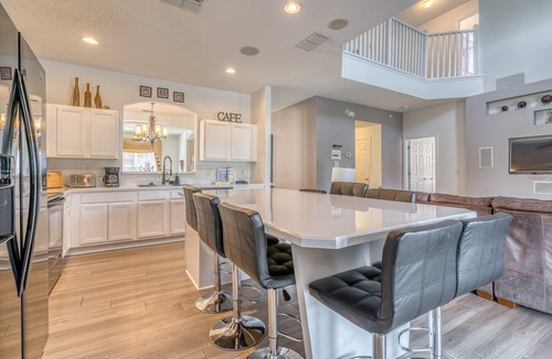 West Kissimmee House | 4 Master Suites, Large Pool, Lake View, Games Room. Disney Just 3 miles