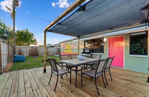 Clearwater House | 4 Mi to Beach King Suite Sleeps 8