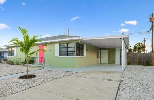 Clearwater House | 4 Mi to Beach King Suite Sleeps 8