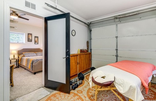 Court House Apartment | 4 Mi to Blue Ridge Parkway: Floyd Studio w/Yard