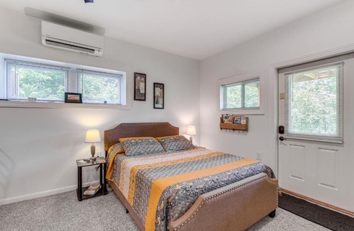 Court House Apartment | 4 Mi to Blue Ridge Parkway: Floyd Studio w/Yard