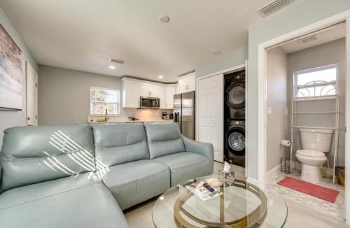 Carver City - Lincoln Gardens Apartment | 4 Mi to Downtown Tampa! Urban Couples Retreat