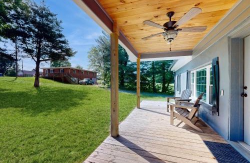 Salem House | 4 Mi to Dtwn Morganton! Family Retreat w/Patio