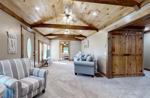 Salem House | 4 Mi to Dtwn Morganton! Family Retreat w/Patio