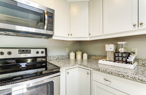Venice Gardens House | 4 Mi to Venice Beach: Home w/Patio & Yard