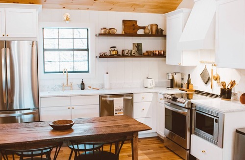 Sevierville Cottage | 4 miles to Dollywood! Modern Cottage with Hot Tub + Fire Pit + Arcade + 2 Bunks!