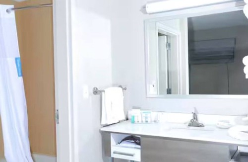 Wesley Chapel Hotel | 4 Quiet Rooms w/Thoughtful Details Close to Tampa Premium Outlets