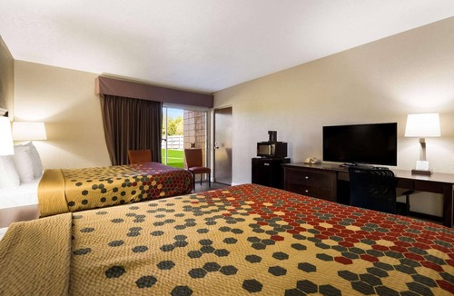 Perry Hotel | 4 Rooms for Family Stay | Minutes to Fairgrounds w/Free Parking & Breakfast