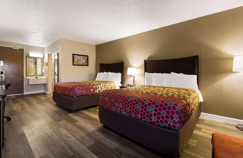 Perry Hotel | 4 Rooms for Family Stay | Minutes to Fairgrounds w/Free Parking & Breakfast