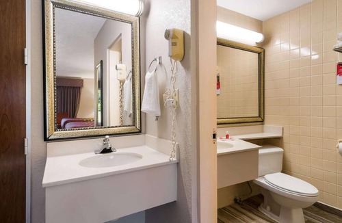 Perry Hotel | 4 Rooms for Family Stay | Minutes to Fairgrounds w/Free Parking & Breakfast
