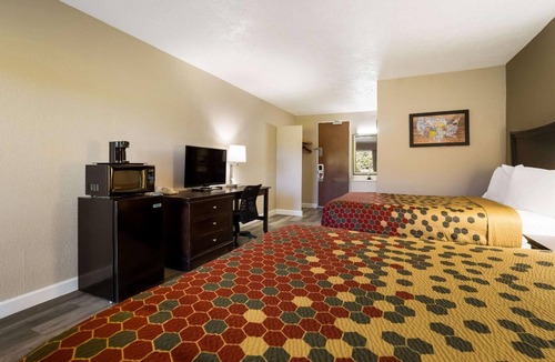 Perry Hotel | 4 Rooms for Family Stay | Minutes to Fairgrounds w/Free Parking & Breakfast