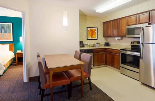 Lakeland House | 4 Spacious Units! Outdoor Pool, Pets Allowed, Close to Sun N Fun Air Museum