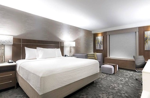 Edgewater Hotel | 4-Star Hotel ∙ Courtyard by Marriott Edgewater NYC Area