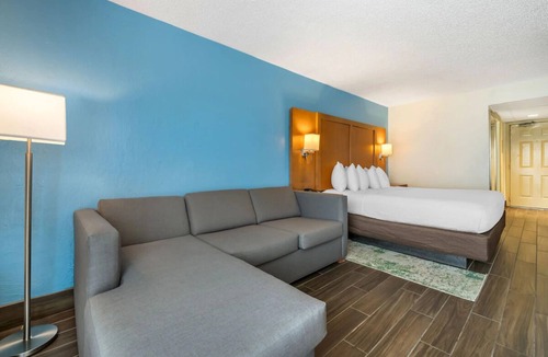 Seabreeze Park Hotel | 4 Units | Bright Coastal Stay with Pool Near Pier & Nightlife Scene