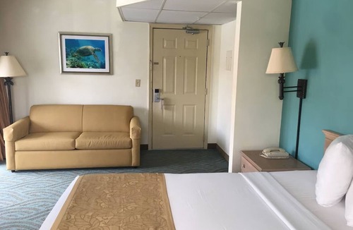 Seabreeze Park Hotel | 4 Units | Seaside Stay with Pool and Parking Near Boardwalk & Dining