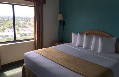 Seabreeze Park Hotel | 4 Units | Seaside Stay with Pool and Parking Near Boardwalk & Dining