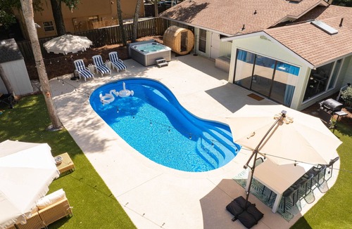North Forest Beach House | 400 Steps to beach: Pool Hot Tub Sauna Mini Putt Putt Pool Table Arcade Games