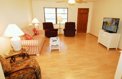 Laurel Villa | 401 Shore Rd - Spacious, Walk to Nokomis Beach/Casey Key, Wi-Fi, Pet Friendly