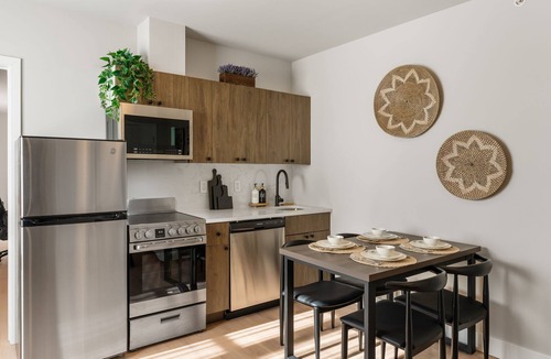 Spruce Hill Apartment | 4211 Suites