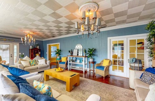 Plant City House | 426 m² House ∙ 8 bedrooms ∙ 22 guests