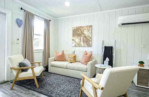 South Seminole Heights Cottage | 47 m² Cabin ∙ 1 bedroom ∙ 4 guests