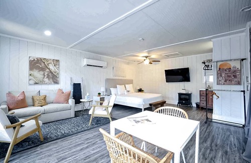 South Seminole Heights Cottage | 47 m² Cabin ∙ 1 bedroom ∙ 4 guests