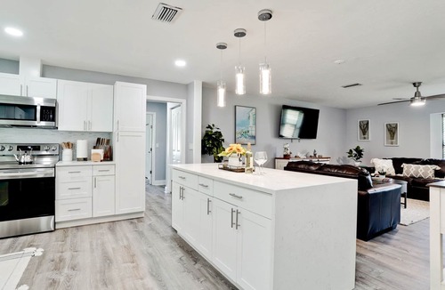 Whitfield House | 🏝4BD/3BA Sleeps 12 Heated Pool Close to Beaches
