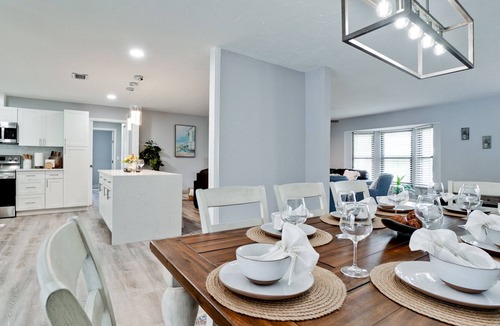 Whitfield House | 🏝4BD/3BA Sleeps 12 Heated Pool Close to Beaches
