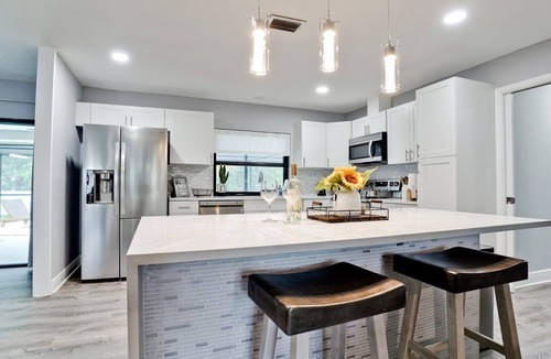 Whitfield House | 🏝4BD/3BA Sleeps 12 Heated Pool Close to Beaches