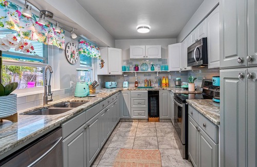 Seminole House | 4br 2b Tropical Paradise HEATED POOL & Hot Tub 5min to the BEACH🏝