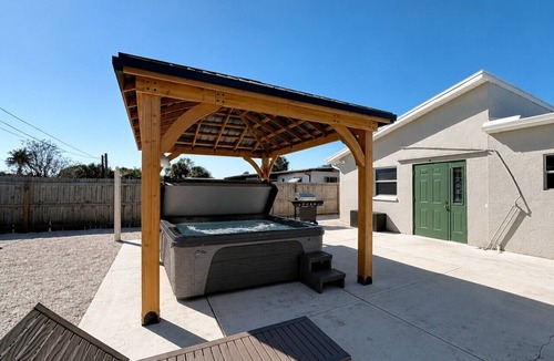 Port Charlotte House | 4BR 2BA Pool Hot Tub BBQ Mini Golf Sleep 12