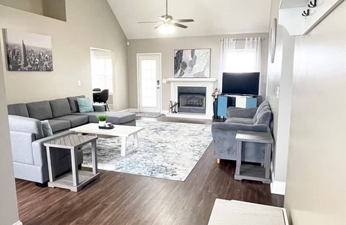Warner Robins House | 4BR-3baths and 8 beds entire bungalow, great location, Warner Robins Happy House